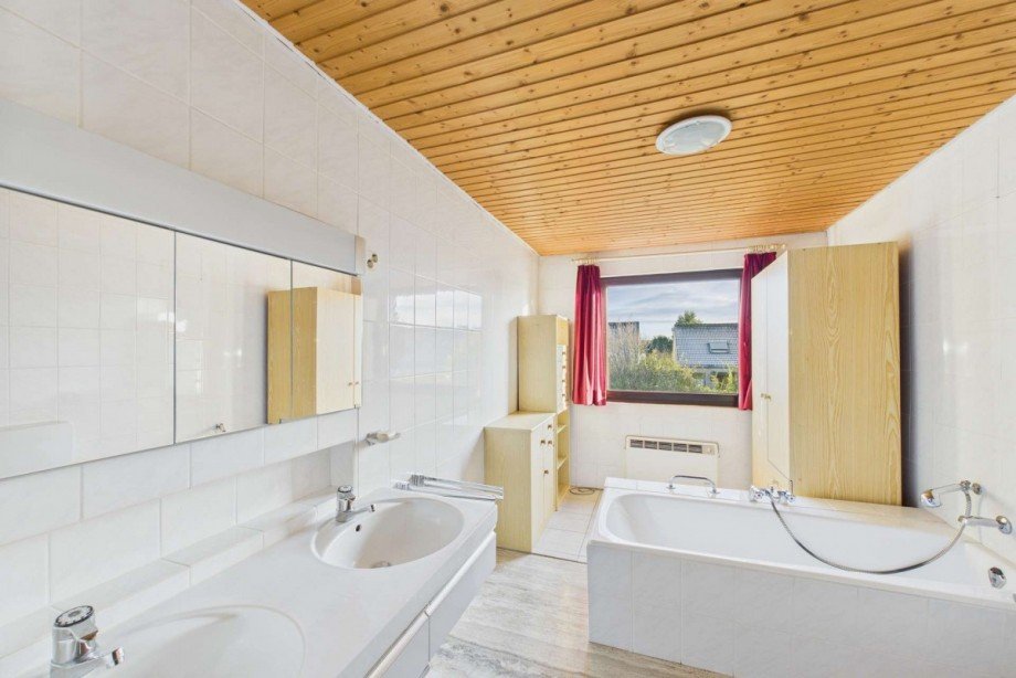 Bad im Obergeschoss mit Dusche und Wanne Einfamilienhaus Wolfsburg