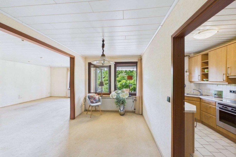 Esszimmer mit Blick ins Wohnzimmer und rechts zur K�che Einfamilienhaus Wolfsburg