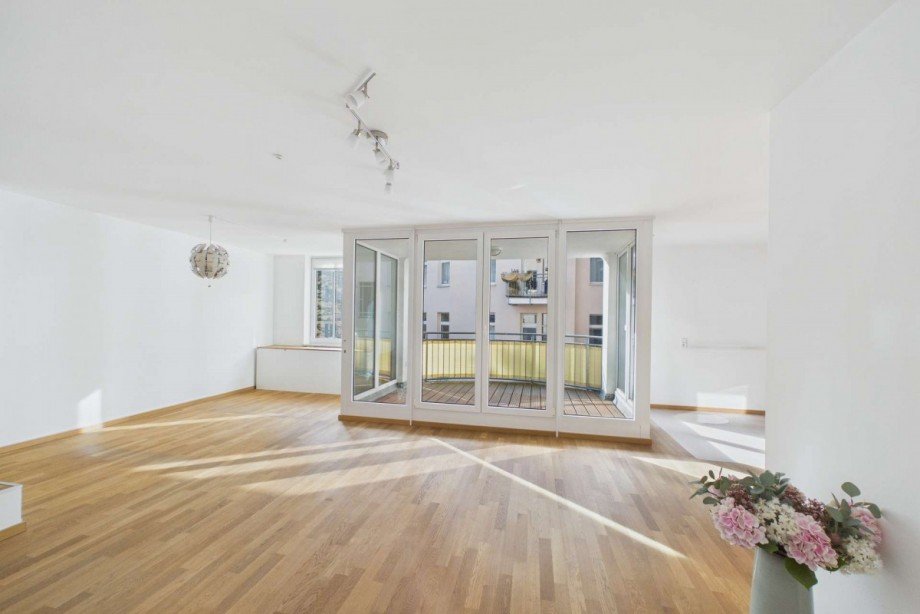 Wohnzimmer mit Blick zum Balkon Etagenwohnung Berlin