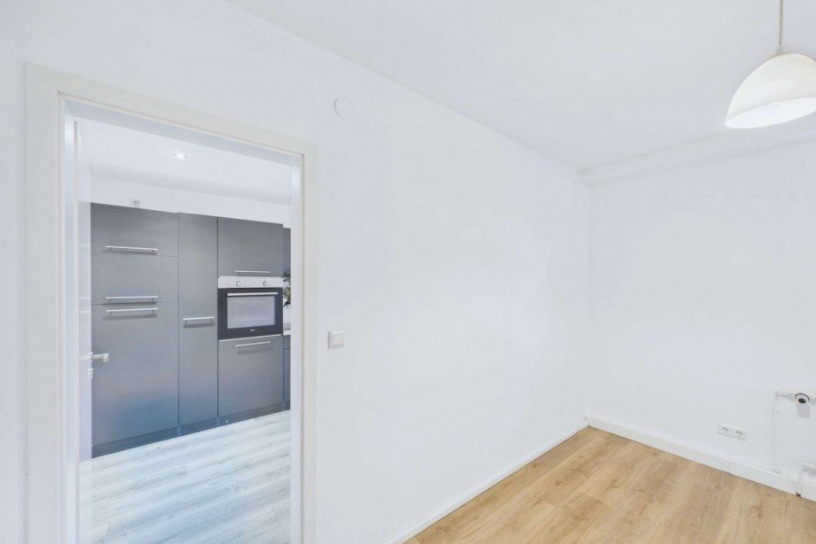 Souterrain - Blick vom Wohnzimmer zur K�che Haus Wolfsburg