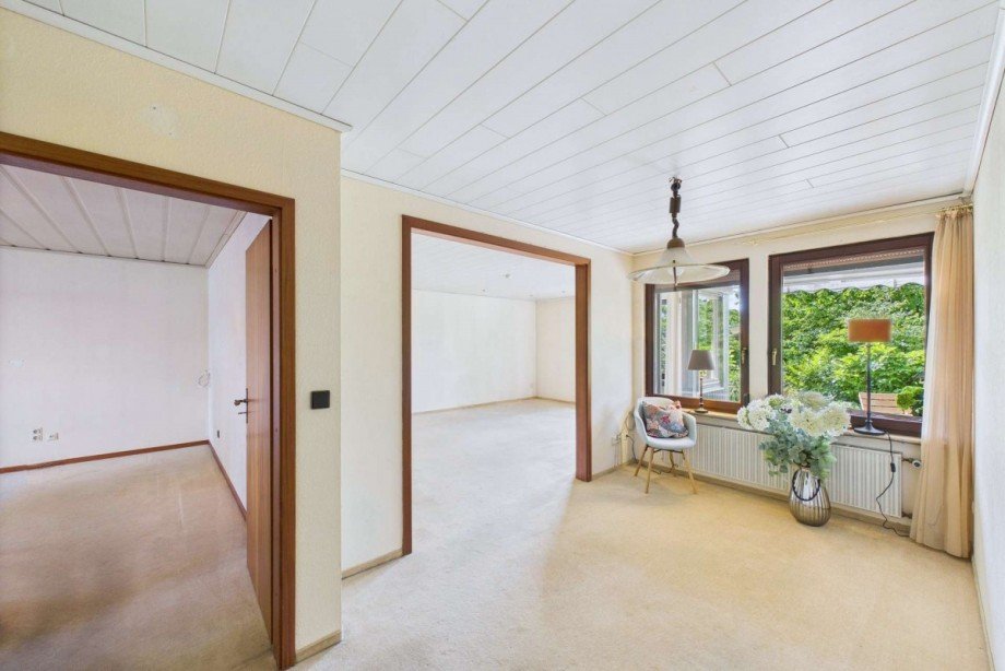Esszimmer mit Blick ins Wohnzimmer und Schlafzimmer Einfamilienhaus Wolfsburg