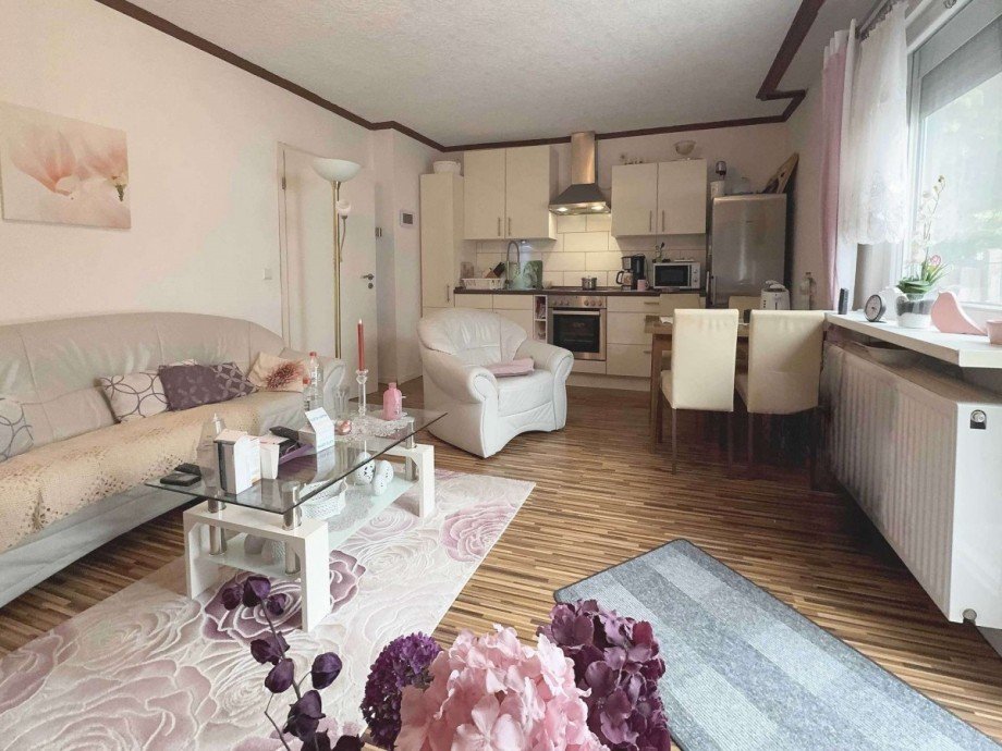 Wohnzimmer mit offener K�che in der zweiten Wohnung Einfamilienhaus Wolfsburg
