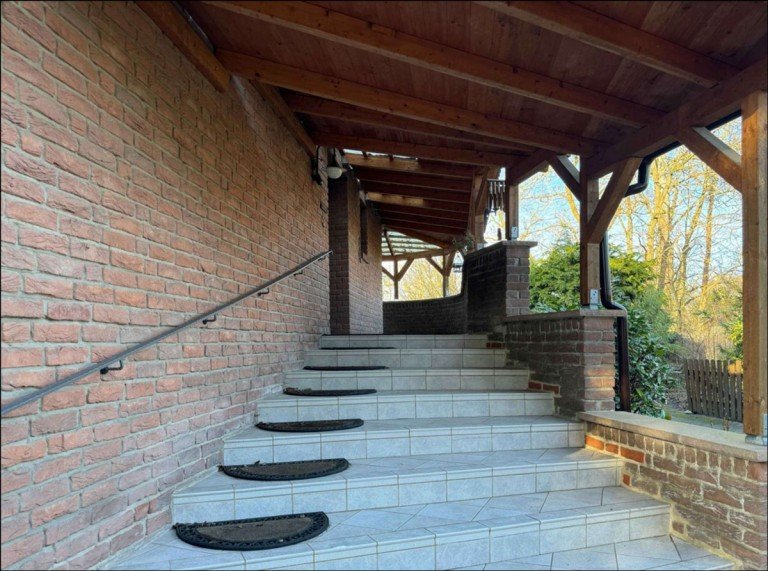Treppe zum Hauseingang Gifhorn / Winkel - Winkel, Kreis Gifhorn Einfamilienhaus Gro�z�giges Wohnhaus im Landhausstil auf idyllischem Grundst�ck mit Blick zur Pferdeweide