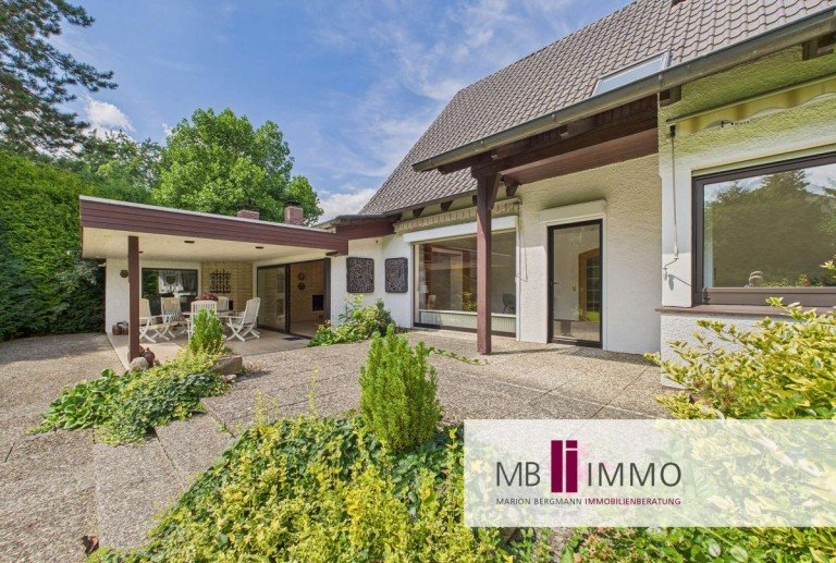 Blick zur Terrasse Wolfsburg Einfamilienhaus Wohnen am Park - Diese gepflegte Immobilie freut sich auf Sie.