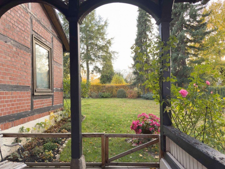 Verandablick in den Garten Richtung Elm Einfamilienhaus K�nigslutter am Elm