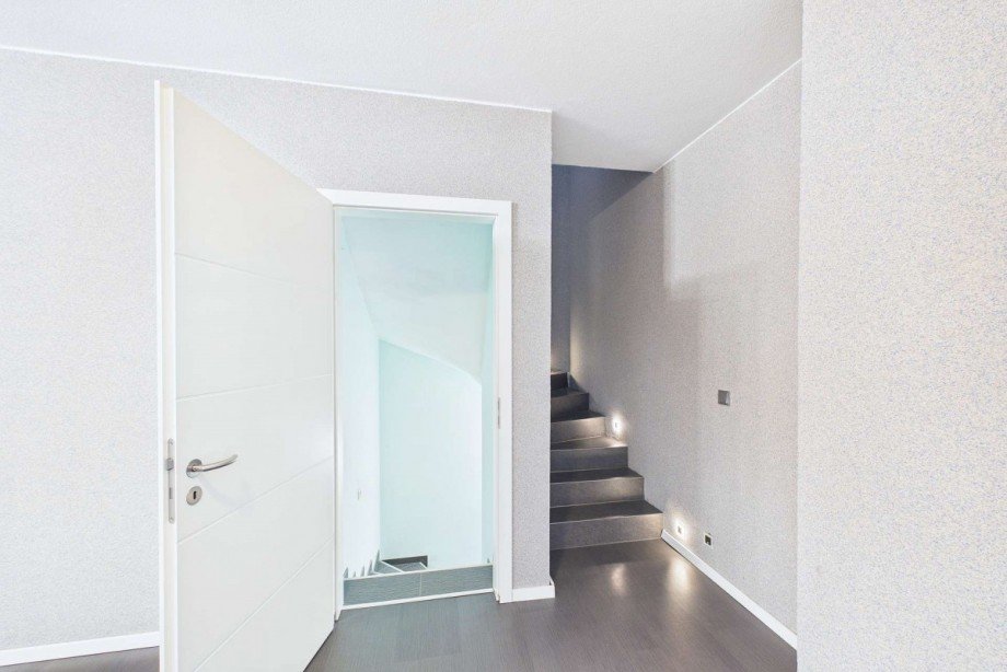 Treppe links in den Keller und rechts ins Obergeschoss Einfamilienhaus Wolfsburg / Ehmen