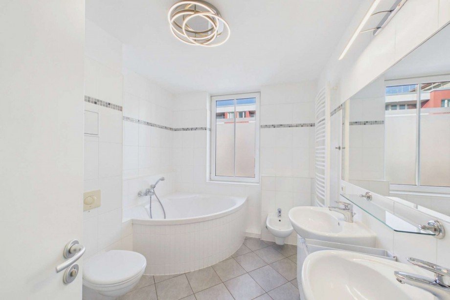 Masterbad mit Wanne und Dusche Etagenwohnung Berlin