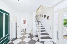 Treppe ins Obergeschoss K�stenflair mit hoher Lebensqualit�t - Sorgloses Mieten mit der Option auf Kauf