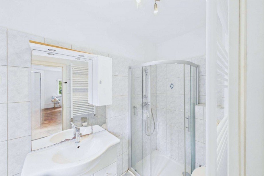 Duschbad im Erdgeschoss Zweifamilienhaus Eichwalde