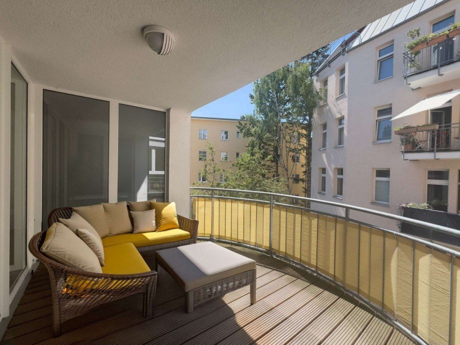 Balkon vorm Wohnzimmer Etagenwohnung Berlin
