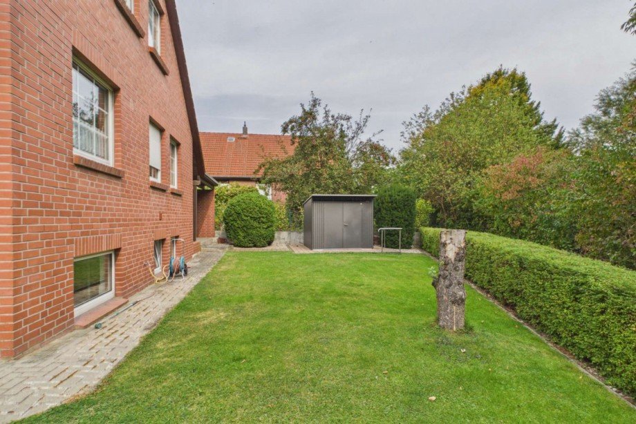 Grundst�ck mit Blick zum Gartenh�uschen Einfamilienhaus Wolfsburg-Hattorf