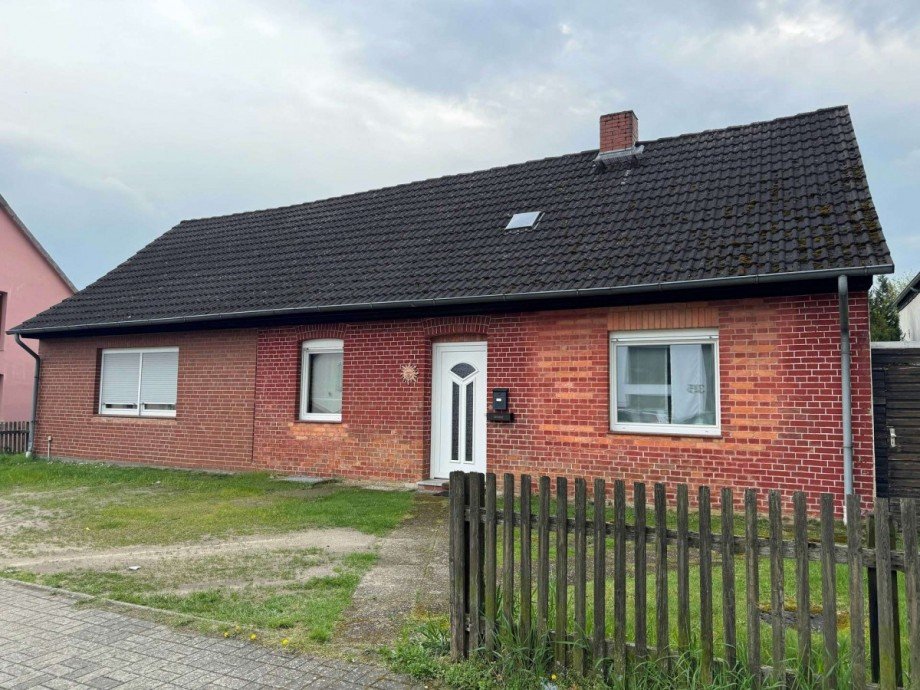 Hausansicht von der Stra�e Haus Wolfsburg