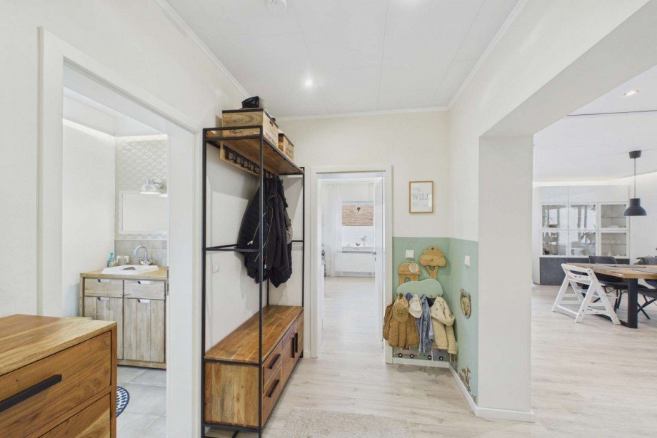Diele mit Blick ins Duschbad, geradezu in die K�che und rechts ins Wohnzimmer Haus Wolfsburg