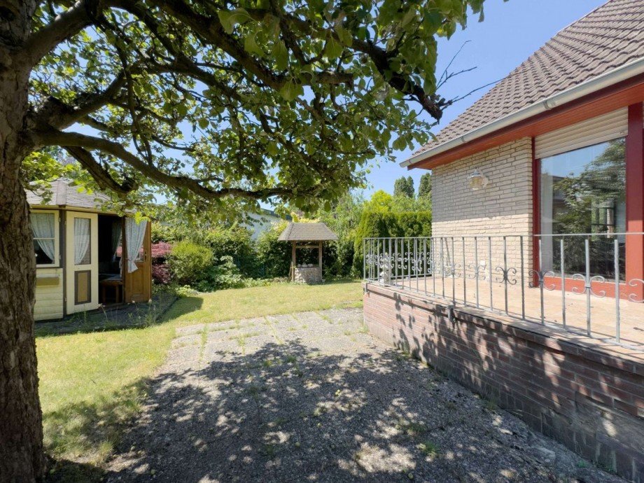 Gartenansicht mit Blick zum Pavillon Einfamilienhaus Wolfsburg