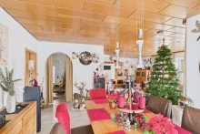 Blick vom Essplatz in den Raum Traumhaus in Weihnachtsstimmung sucht neue Besitzer