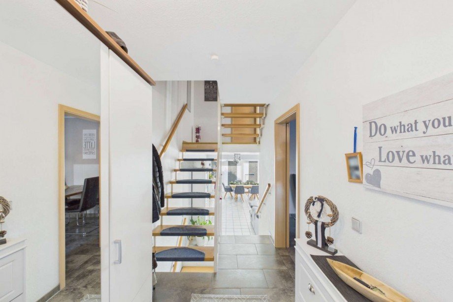 Flur mit Blick zum Wohnzimmer und Treppe ins Obergeschoss Reihenmittelhaus Wolfsburg