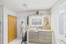 Waschtisch im Bad Traumhaus in Weihnachtsstimmung sucht neue Besitzer