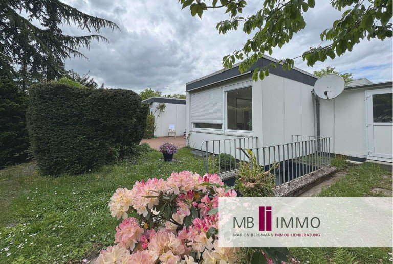 Blick zum Haus Wolfsburg Einfamilienhaus Toller Bungalow mit viel Potenzial und einem gut eingewachsenen Grundst�ck