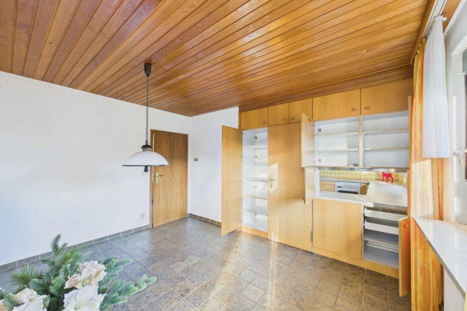 Aufbewahrung und Durchreiche vom Esszimmer zur K�che Einfamilienhaus Wolfsburg