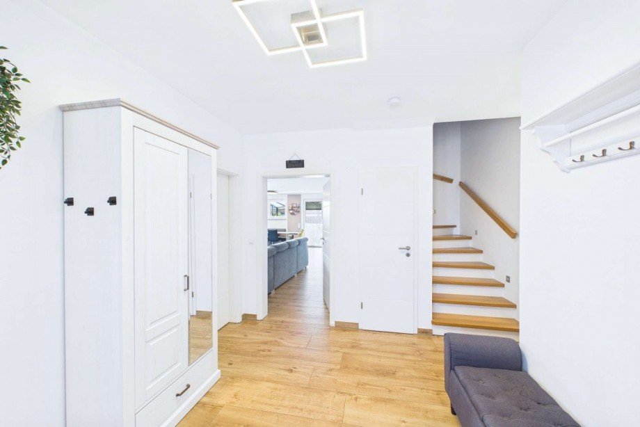 Blick vom Hauseingang zum Wohnzimmer und zur Treppe ins Obergeschoss Einfamilienhaus Bergfeld
