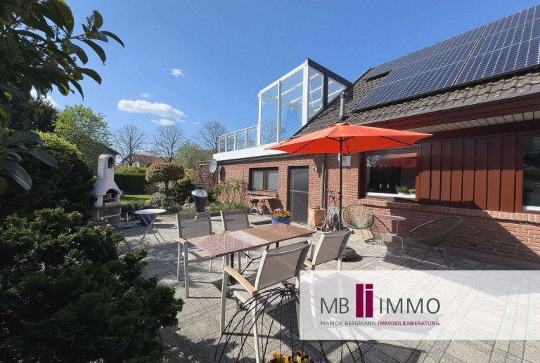 Blick �ber die Terrasse Wolfsburg Einfamilienhaus Zeitlos modern und trotzdem gem�tlich - diese Immobilie freut sich auf Sie!