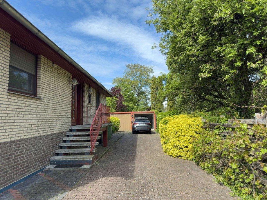 Hauseingang und Blick zur Doppelgarage Einfamilienhaus Wolfsburg