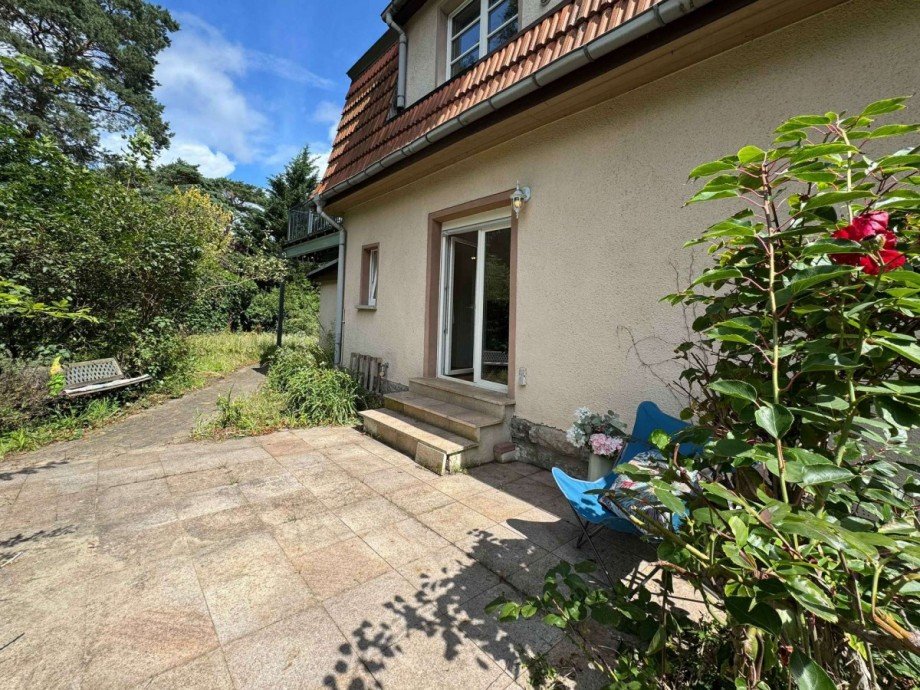 kleine Terrasse vor dem Wohnzimmer im Erdgeschoss Zweifamilienhaus Eichwalde