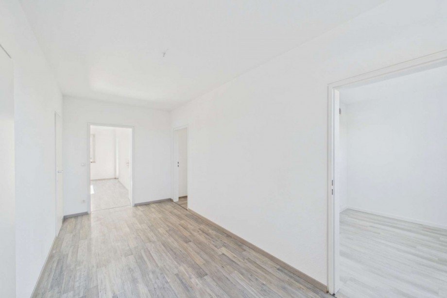 Eingangsbereich mit Blick in die K�che rechts und zum Eingang Wohnzimmer Etagenwohnung Wolfsburg