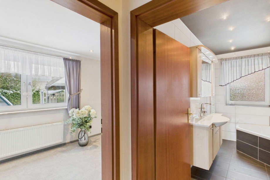 Obergeschoss - Blick zum Schlafzimmer und zum Bad Haus Wolfsburg