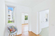 Blick ins Kinder/Arbeitszimmer und in die K�che Hell und gepflegt wartet diese toll geschnittene Wohnung auf Sie!