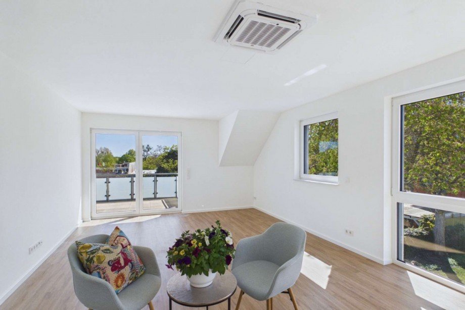 Blick im Wohnzimmer zum Balkon Maisonettewohnung Wolfsburg