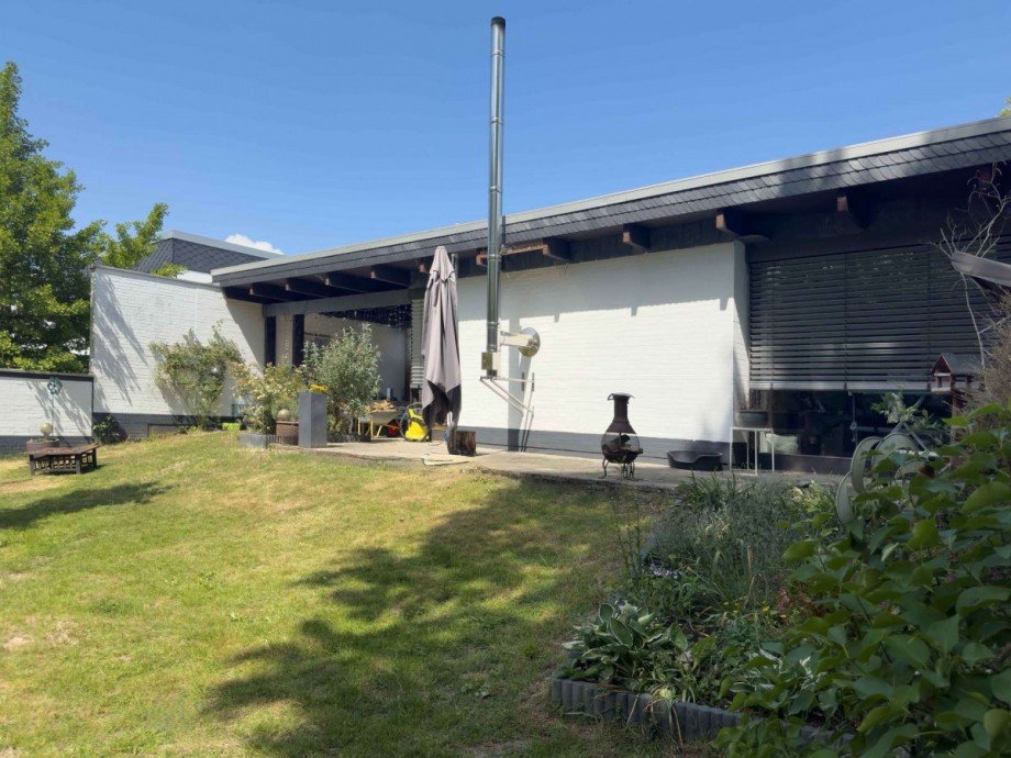 Blick zur Terrasse und zum Wintergarten vom Grundst�ck aus gesehen Bungalow Wolfsburg
