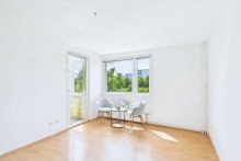 Zugang vom Wohnzimmer zum verglasten Balkon Hell und gepflegt wartet diese toll geschnittene Wohnung auf Sie!