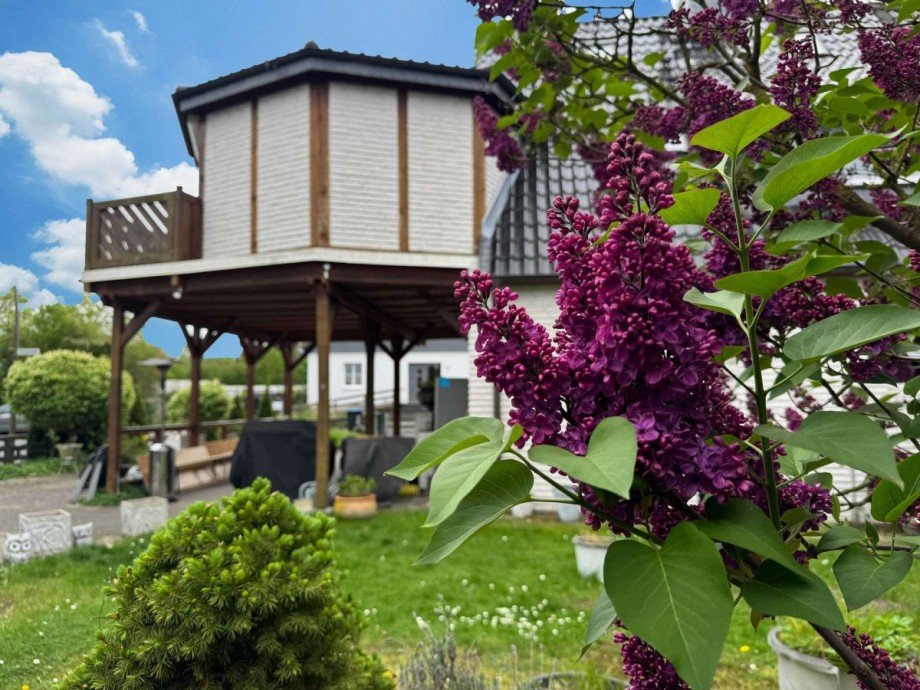 Blick vom Garten zum Pavillon Doppelhaush�lfte Wolfsburg