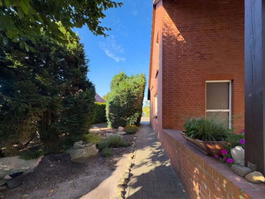 Seitenweg-an-der-Terrasse Einfamilienhaus Wolfsburg-Hattorf