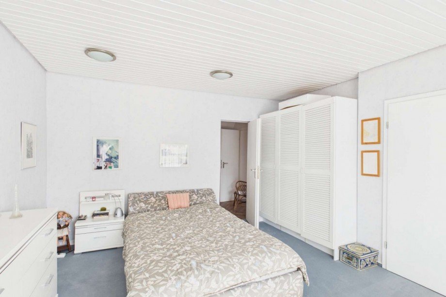 Elternschlafzimmer mit Blick zum Masterbad Haus Wolfsburg