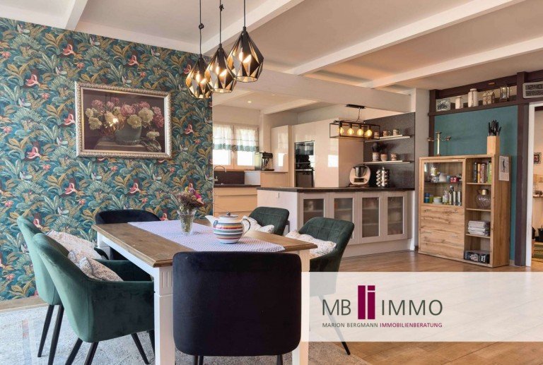 Blick zum Esstisch und zur K�che Wolfsburg Bungalow Traumimmobilie in idyllische Randlage nahe am Detmeroder Teich