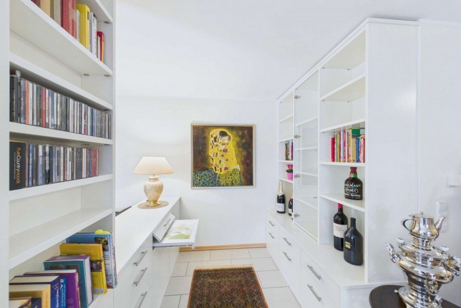 Ausgeklappter Schreibtisch Erdgeschosswohnung Wolfsburg