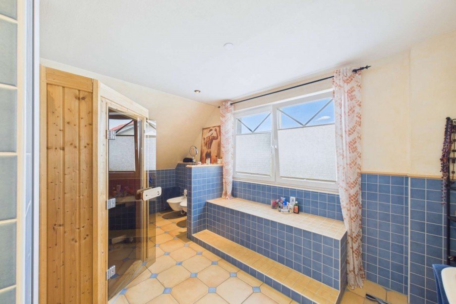Masterbad mit Sauna, gemauerter Bank und Bidet Einfamilienhaus Wolfsburg